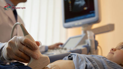 Врач делает УЗИ подростку